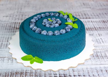 Çikolata kadife kek yaban mersini ve fesleğen yaprakları