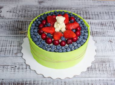 Bir bisküvi oyuncak ayı ile sarılmış krem peynir pasta