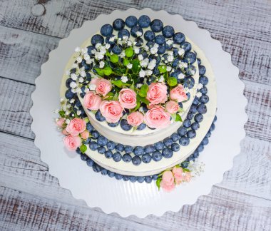 Yaban mersini ve gül ile nazik düğün pastası