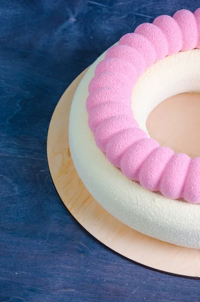 Pastel de terciopelo de chocolate con arándanos y hojas de albahaca —  Fotos de Stock