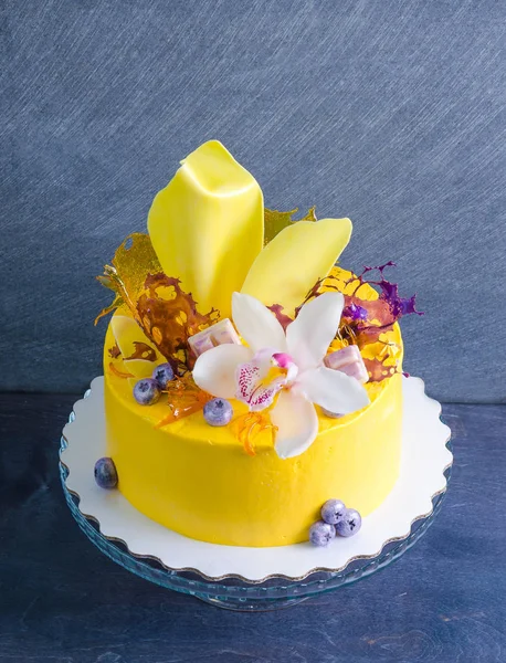 Желтый творожный торт с шоколадным твистом и изомальт декора — стоковое фото