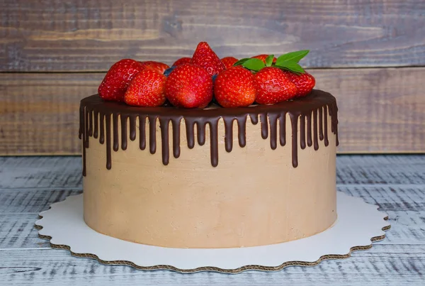 ミントとストロベリー チョコレート点滴ケーキ — ストック写真