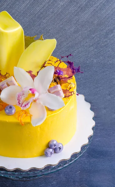 Gele roomkaas cake met chocolade twist en isomalt decora — Stockfoto