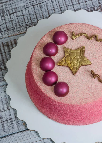 Chocolade velours taart gedecoreerd met hemisferen en gouden ster — Stockfoto