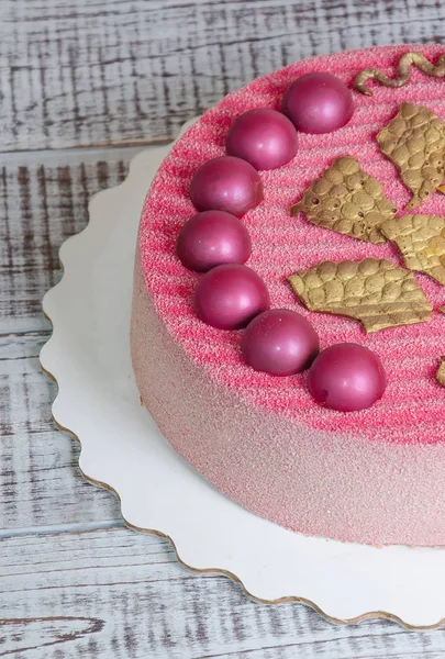 半球で飾られたベロアのチョコレート ケーキ — ストック写真