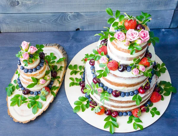 Γυμνή τούρτα γάμου διακοσμημένη με μούρα και λουλούδια — Φωτογραφία Αρχείου
