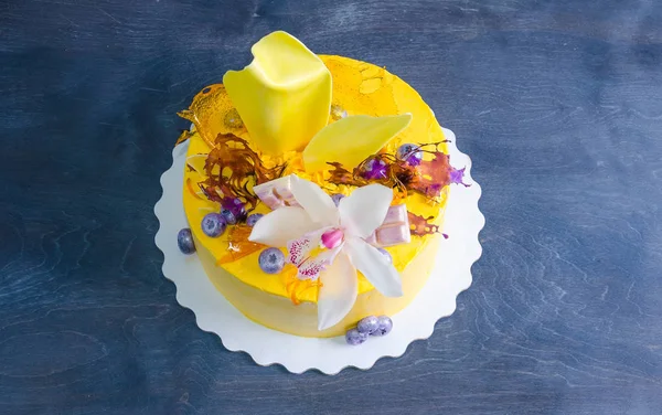 Yellow cream cheese cake med choklad twist och isomalt decora — Stockfoto