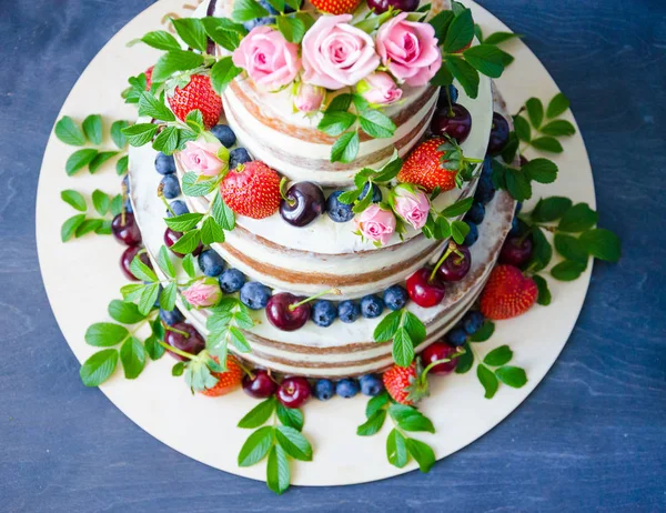 Γυμνή τούρτα γάμου διακοσμημένη με μούρα και λουλούδια — Φωτογραφία Αρχείου