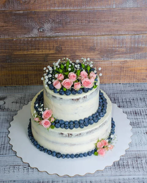 Pastel de boda suave con arándanos y rosas —  Fotos de Stock