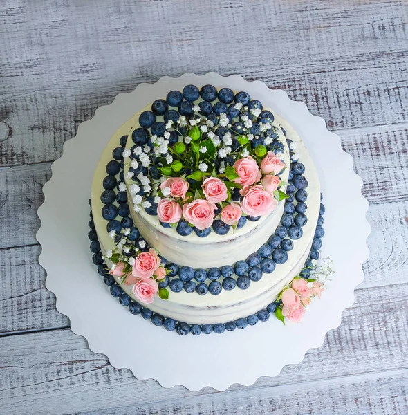 Gentle wedding cake with blueberry and roses — Stock Photo, Image