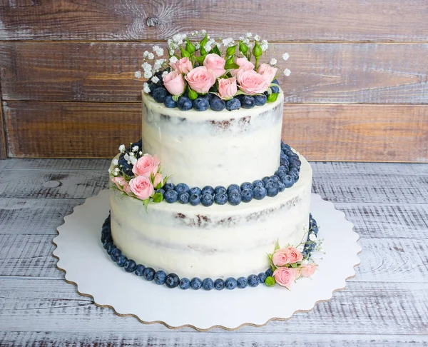 Απαλή γαμήλια τούρτα με τριαντάφυλλα και βατόμουρου — Φωτογραφία Αρχείου