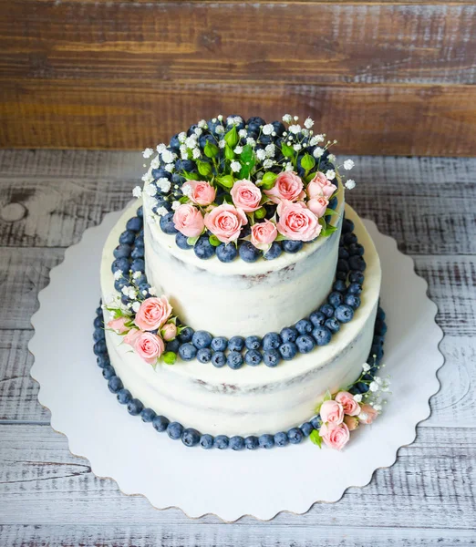 Pastel de boda suave con arándanos y rosas —  Fotos de Stock