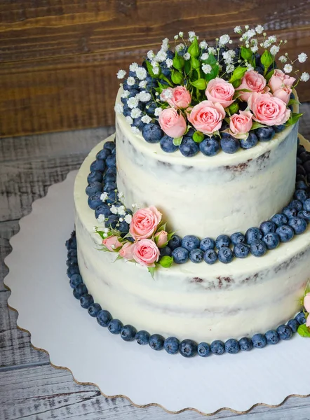 Απαλή γαμήλια τούρτα με τριαντάφυλλα και βατόμουρου — Φωτογραφία Αρχείου