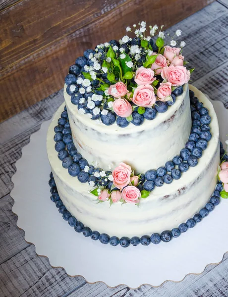 Pastel de boda suave con arándanos y rosas —  Fotos de Stock