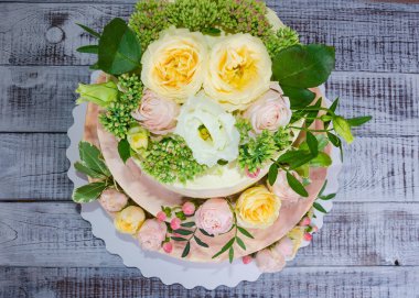 üç katmanlı ombre pastanın gül ve yeşil ile dekore edilmiş