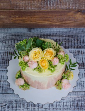 Ombre düğün pastası gül ve bazı yeşil ile dekore edilmiş