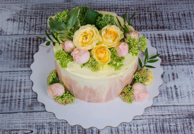 Ombre düğün pastası gül ve bazı yeşil ile dekore edilmiş