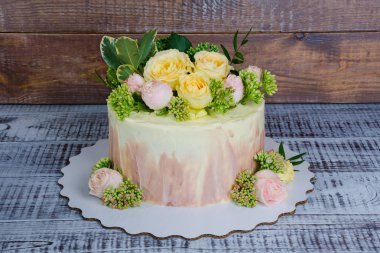 Ombre düğün pastası gül ve bazı yeşil ile dekore edilmiş