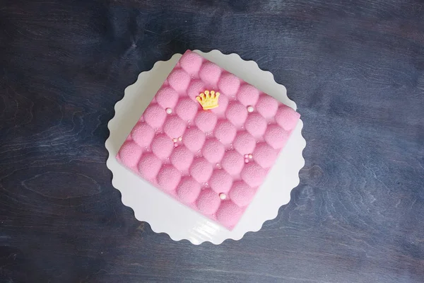 Pastel de mousse de terciopelo de chocolate rosa con perlas —  Fotos de Stock