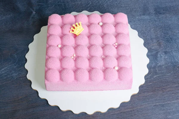 Розовый шоколадный велюрный торт с жемчугом — стоковое фото