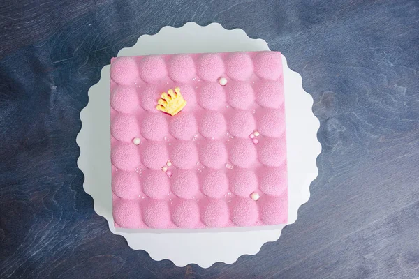 Pastel de mousse de terciopelo de chocolate rosa con perlas —  Fotos de Stock