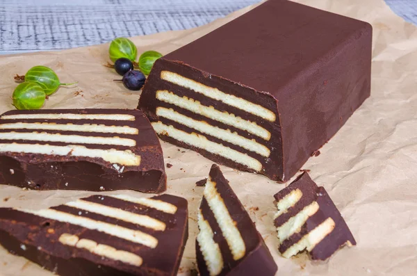 Шоколадне та ванільне печиво десерт з агрусом — стокове фото