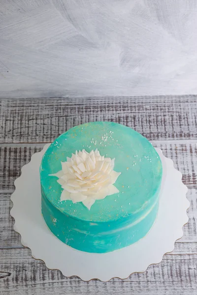 Tiffany roomkaas cake met chocolade bloem — Stockfoto