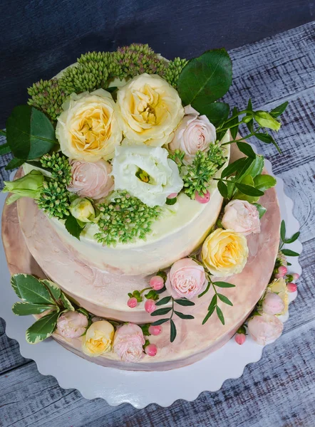 Torta de ombre de boda de tres niveles decorada con rosas y más verde —  Fotos de Stock
