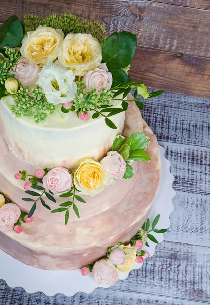 üç katmanlı ombre pastanın gül ve yeşil ile dekore edilmiş