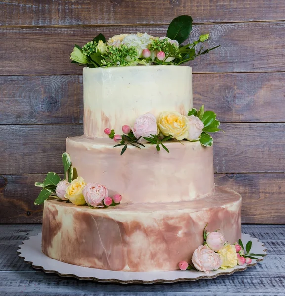 Tredelad ombre bröllopstårta dekorerad med rosor och grönare — Stockfoto