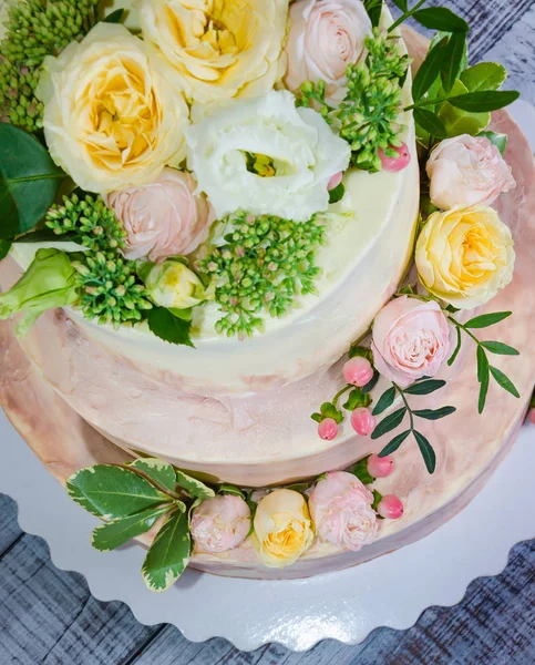 Torta ombre di nozze a tre livelli decorata con rose e più verdi — Foto Stock