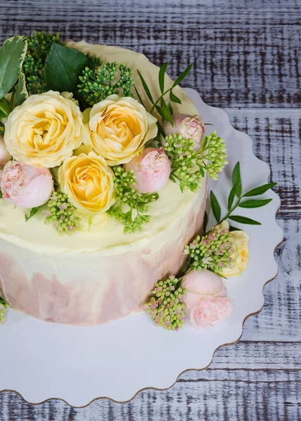 Torta nuziale ombre decorata con rose e un po 'di verde — Foto Stock