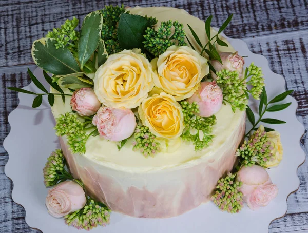 Διακοσμημένα Ombre γαμήλια τούρτα με τριαντάφυλλα και κάποια πρασινάδα — Φωτογραφία Αρχείου