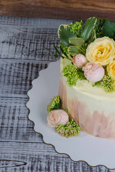 奥伯尔婚礼蛋糕装饰着玫瑰和一些绿叶 — 图库照片