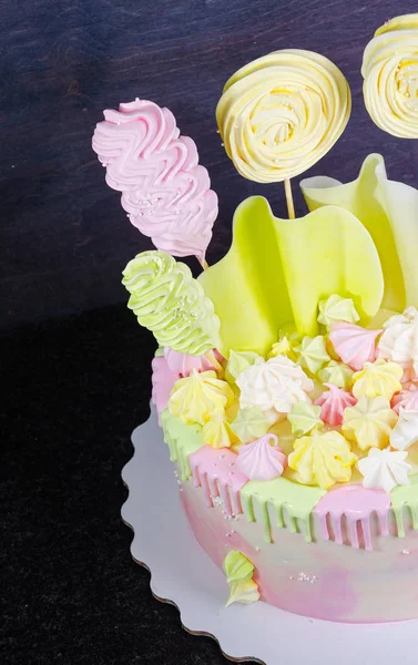 Pastel de queso crema con torcedura de chocolate y decoración merengue brillante —  Fotos de Stock