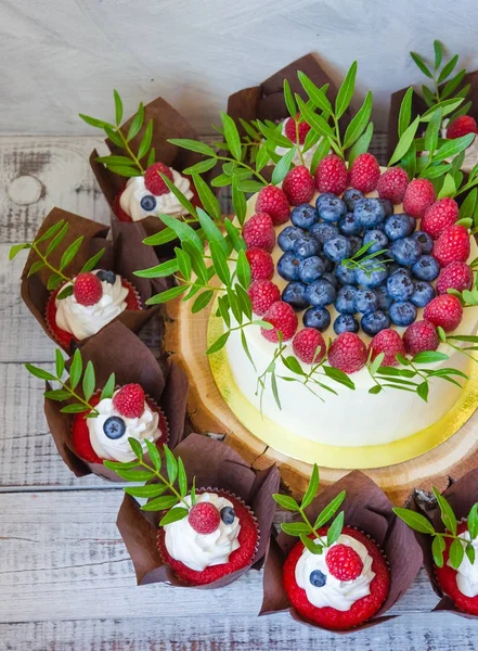 Γαμήλια τούρτα μούρο και κόκκινο βελούδο cupcakes — Φωτογραφία Αρχείου