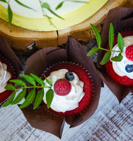 Berry svatební dort a červené sametové cupcakes — Stock fotografie