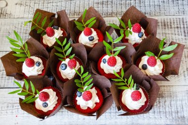 Berry düğün kek ve kırmızı kadife kekler