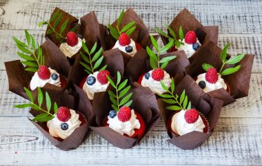 Berry düğün kek ve kırmızı kadife kekler