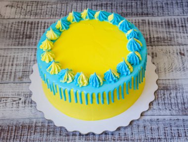 Sarı ve mavi krem peynir renk damla pasta ile merengues