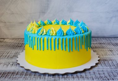 Sarı ve mavi krem peynir renk damla pasta ile merengues