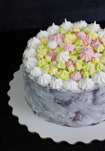 Gâteau craquelure blanc avec merengues doux — Photo