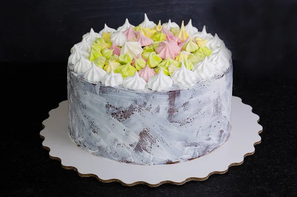 Witte craquelure taart met zachte merengues — Stockfoto