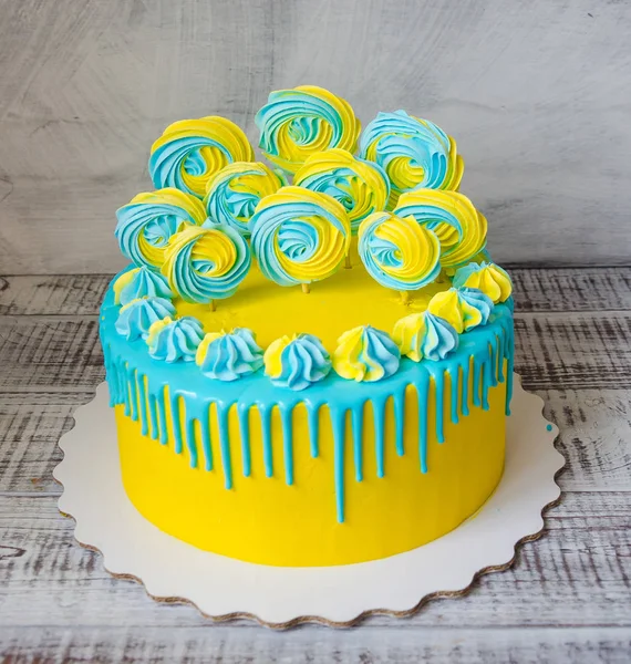 Ser żółty i niebieski tort z królewskich — Zdjęcie stockowe