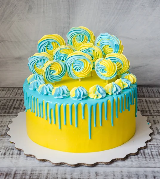 Geel en blauw roomkaas cake met merengues — Stockfoto