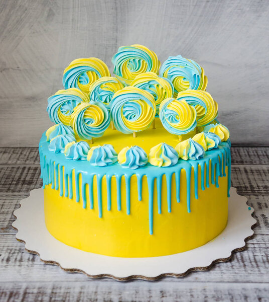 желтый и голубой творожный торт с меренгами
