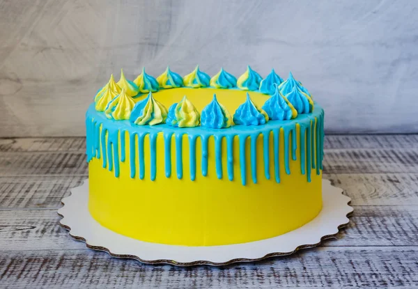 Sarı ve mavi krem peynir renk damla pasta ile merengues