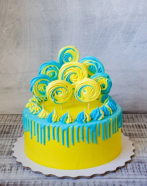 Žlutá krém tvarohový dort s karamelovým dekorace a gypsophila — Stock fotografie