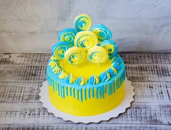 Gul och blå färskost tårta med merengues — Stockfoto