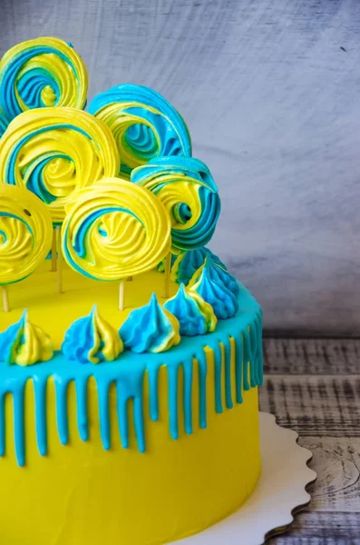 Geel en blauw roomkaas cake met merengues — Stockfoto